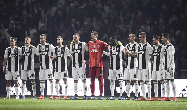 1, 巴黎圣日耳曼主场大胜里昂领跑积分榜  